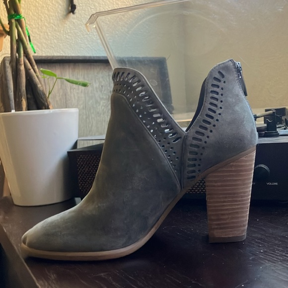 Vince Camuto Grey Suede Laser Cut Heel ankle booties women size 7.5 - Picture 3 of 8